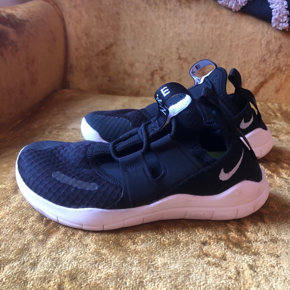 EUC Black Slip On Nike Sneakers